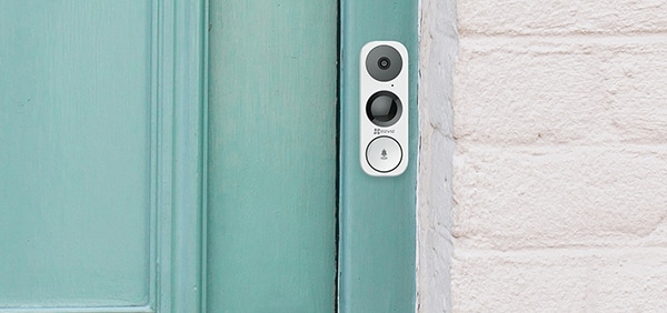 Traditional Doorbell vs Smart Doorbell